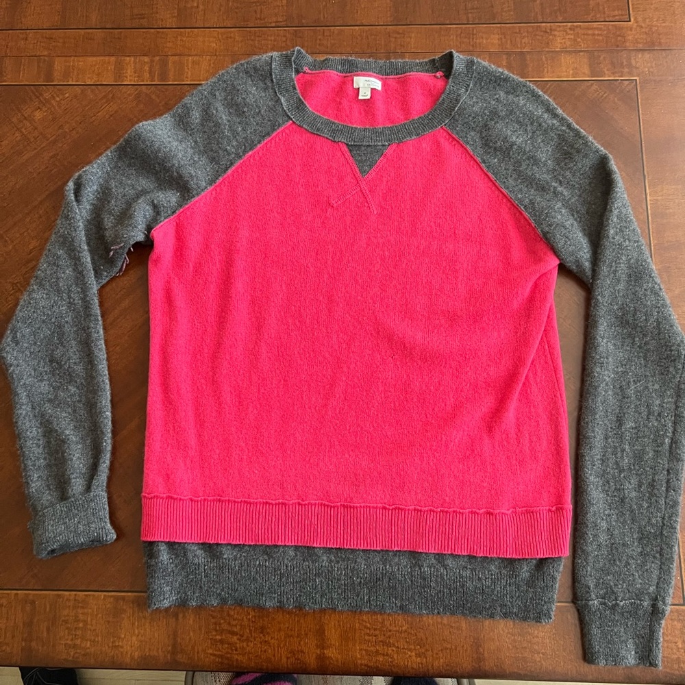 Halogen cashmere sweater, size Medium, color gray/red